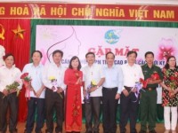 Lãnh đạo tỉnh, lãnh đạo Hội LHPN tỉnh trao Kỷ niệm chương "Vì sự phát triển của phụ nữ Việt Nam" của Hội LHPN Việt Nam tặng các cá nhân có thành tích trong công tác Hội.