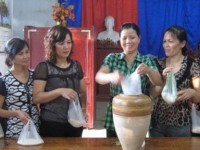 Chi hội phụ nữ Tổ 21 phường Sông Hiến với "Hũ gạo tình thương"