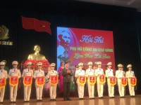 Đồng chí Lê Trầm - Trưởng Ban tổ chức Hội thi  trao cờ lưu niệm cho các đội tham dự Hội thi