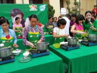 Các đội tham gia thi đang chế biến món ăn tại Ngày hội