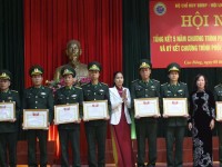 Bộ chỉ huy Bộ đội Biên phòng tỉnh và Hội Liên hiệp Phụ nữ tỉnh khen thưởng các cá nhân có thành tích xuất sắc.