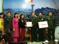 Đ/c Hà Nhật Lệ - Chủ tịch Hội LHPN tỉnh tặng quà Đồn Biên phòng Quốc tế Thanh Thủy