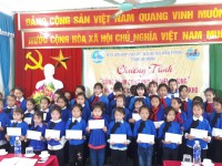 Đ/c Hà Nhật Lệ - Chủ tịch Hội LHPN tỉnh và Đ/c Phan Văn Thượng - Phó chỉ huy trưởng, Bộ chỉ huy Bộ đội Biên phòng tỉnh trao học bổng cho các em học sinh tại xã Cải Viên, huyện Hà Quảng