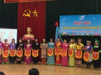 Đ/c Lục Thị Nga , PCT Hội LHPN tỉnh trao cờ lưu niệm cho các đội tham gia Hội thi