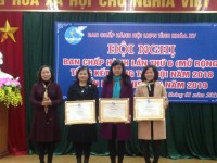 Lãnh đạo Hội Liên hiệp Phụ nữ tỉnh trao tặng Bằng khen cho các tập thể có thành tích xuất sắc