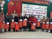 Lãnh đạo Hội LHPN tỉnh tặng quà cho hội viên phụ nữ nghèo
