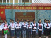 Đoàn công tác trao tặng học bổng cho học sinh nghèo vượt khó tại xã Phong Nặm (Trùng Khánh).