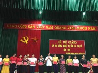Đ/c Nông Văn Tiềm, Phó Bí thư Đảng ủy, Phó Hiệu trưởng Trường Chính trị Hoàng Đình Giong trao chúng chỉ cho các học viên