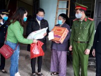 Hội LHPN phường Tân Giang chia sẻ khó khăn với hội viên phụ nữ nghèo  bị ảnh hưởng dịch bệnh Covid-19