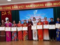 Đ/c Nông Thị Tuyết - Chủ tịch Hội LHPN tỉnh trao bằng khen cho các điển hình tham dự Hội nghị