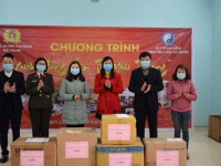 Hội phụ nữ Công an tỉnh tặng quà tại xã Thạch Lâm huyện Bảo Lâm