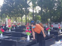 Phụ nữ Thành Phố tham gia  vệ sinh Nghĩa trang