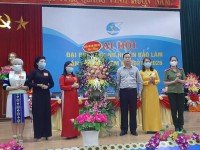 Lãnh đạo huyện tặng hoa chúc mừng Đại hội
