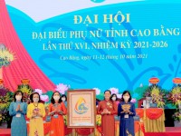 Phó Chủ tịch Hội LHPN Việt Nam Đỗ Thị Thu Thảo (thứ hai từ phải qua) chúc mừng Đại hội Đại biểu Phụ nữ tỉnh Cao Bằng