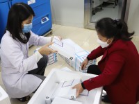 Cán bộ Trung tâm Kiểm soát bệnh tật tỉnh kiểm đếm vắc xin Comirnaty/Pfizer - BioNTech trước khi nhập kho bảo quản.