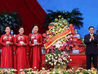 Đồng chí Phạm Minh Chính, Ủy viên Bộ Chính trị, Thủ tướng Chính phủ nước Cộng hòa Xã hội chủ nghĩa Việt Nam tặng Đại hội lẵng hoa tươi thắm, chúc Đại hội thành công rực rỡ