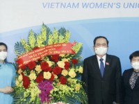 Ông Trần Thanh Mẫn, Ủy viên Bộ Chính trị, Phó Chủ tịch Thường trực Quốc hội, tặng hoa chúc mừng Hội LHPN Việt Nam. Ảnh HH