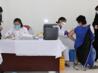 Lãnh đạo Trung tâm Kiểm soát bệnh tật tỉnh giám sát công tác tiêm vắc xin tại Trung tâm Y tế huyện Hòa An. Ảnh: Nguyễn Khoa