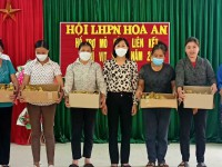 Hội LHPN huyện Hòa An hỗ trợ vịt giống cho các thành viên tại Lễ ra mắt Mô hình