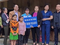 Hội Liên hiệp Phụ nữ huyện Bảo Lâm trao kinh phí hỗ trợ xây nhà “Mái ấm tình thương” cho chị Hoàng Thị Chừ, xóm Mạy Rại, thị trấn Pác Mjầu.
