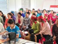 Hội viên phụ nữ xóm Cáp Cán, xã Xuân Trường đang nghe Lãnh đạo Hội LHPN huyện tuyên truyền thực hiện Cuộc vận động “Xây dựng gia đình 5 không 3 sạch” góp phần xây dựng nông thôn mới.