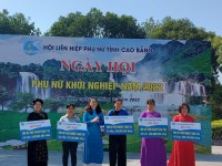 Đ/c Nông Thị Tuyết - Chủ tịch Hội LHPN tỉnh trao vốn vay hỗ trợ cho phụ nữ khởi nghiệp