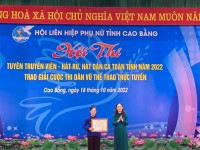 Đ/c Nông Thị Tuyết - Chủ tịch Hội LHPN tỉnh trao giải Nhất cho  đội thi Hội LHPN huyện Trùng Khánh