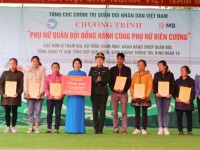 Ban phụ nữ Quân đội thăm và tặng quà cho  hội viên phụ nữ và trẻ em có hoàn cảnh khó khăn tại  xã Mỹ Hưng, huyện Quảng Hòa