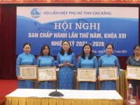 Đ/c Nông Thị Tuyết, Chủ tịch Hội LHPN tỉnh tặng giấy khen cho các tập thể, cá nhân đạt thành tích xuất sắc trong việc thực hiện Chương trình “Đồng hành cùng phụ nữ biên cương” giai đoạn 2021 – 2023
