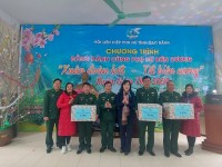 Đ/c Nguyễn Thị Nguyệt Minh, PCT Hội LHPN tỉnh tặng quà cho Đồn và các tổ công tác