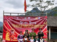 Ban Phụ nữ Công an tỉnh Cao Bằng phối hợp tổ chức Chương trình “Tết yêu thương” tại điểm trường Lũng Rịa, xã Thạch Lâm, Huyện Bảo Lâm