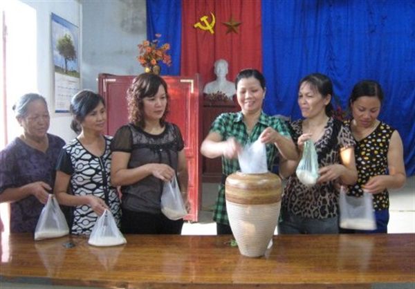 Chi hội phụ nữ Tổ 21 phường Sông Hiến với "Hũ gạo tình thương"