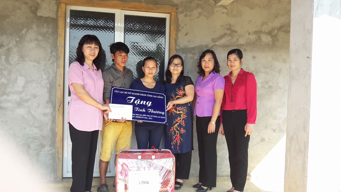 Lãnh đạo Hội LHPN tỉnh và Câu lạc bộ nữ Doanh nhân tỉnh trao mái ấm tình thương cho gia đình Hội viên phụ nữ nghèo  tại xóm Nà Nọi 2, xã Lang Môn, huyện Nguyên Bình (Công trình chào mừng đại hội đại biểu phụ nữ tỉnh khóa XV, nhiệm kỳ 2016 - 2021).