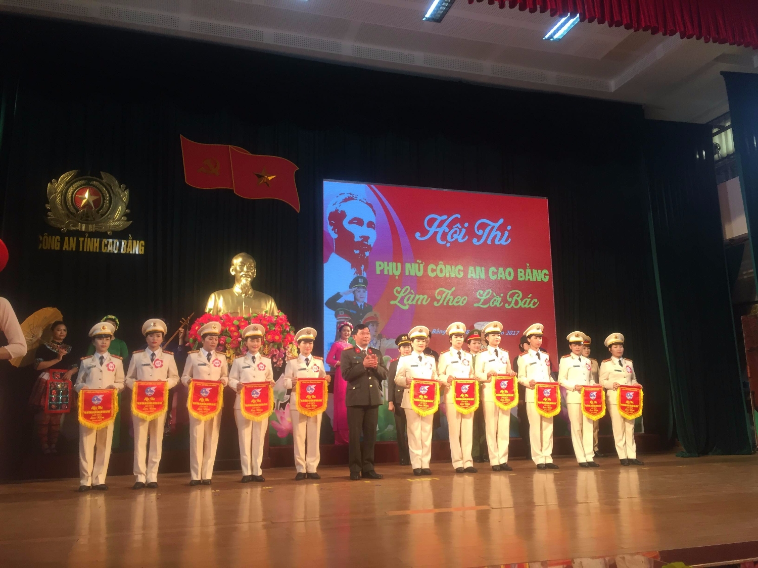 Đồng chí Lê Trầm - Trưởng Ban tổ chức Hội thi  trao cờ lưu niệm cho các đội tham dự Hội thi