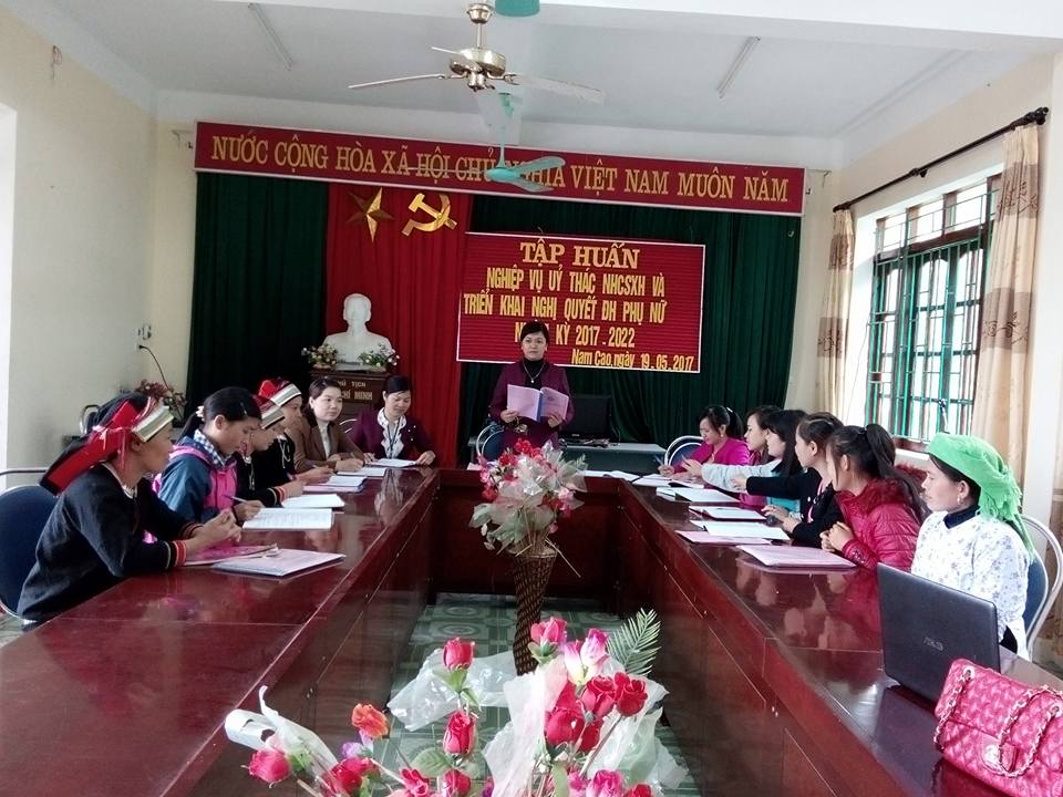 Đ/c Lưu Bích Hoàn - Chủ tịch Hội LHPN huyện Bảo Lâm lên lớp tại buổi tập huấn