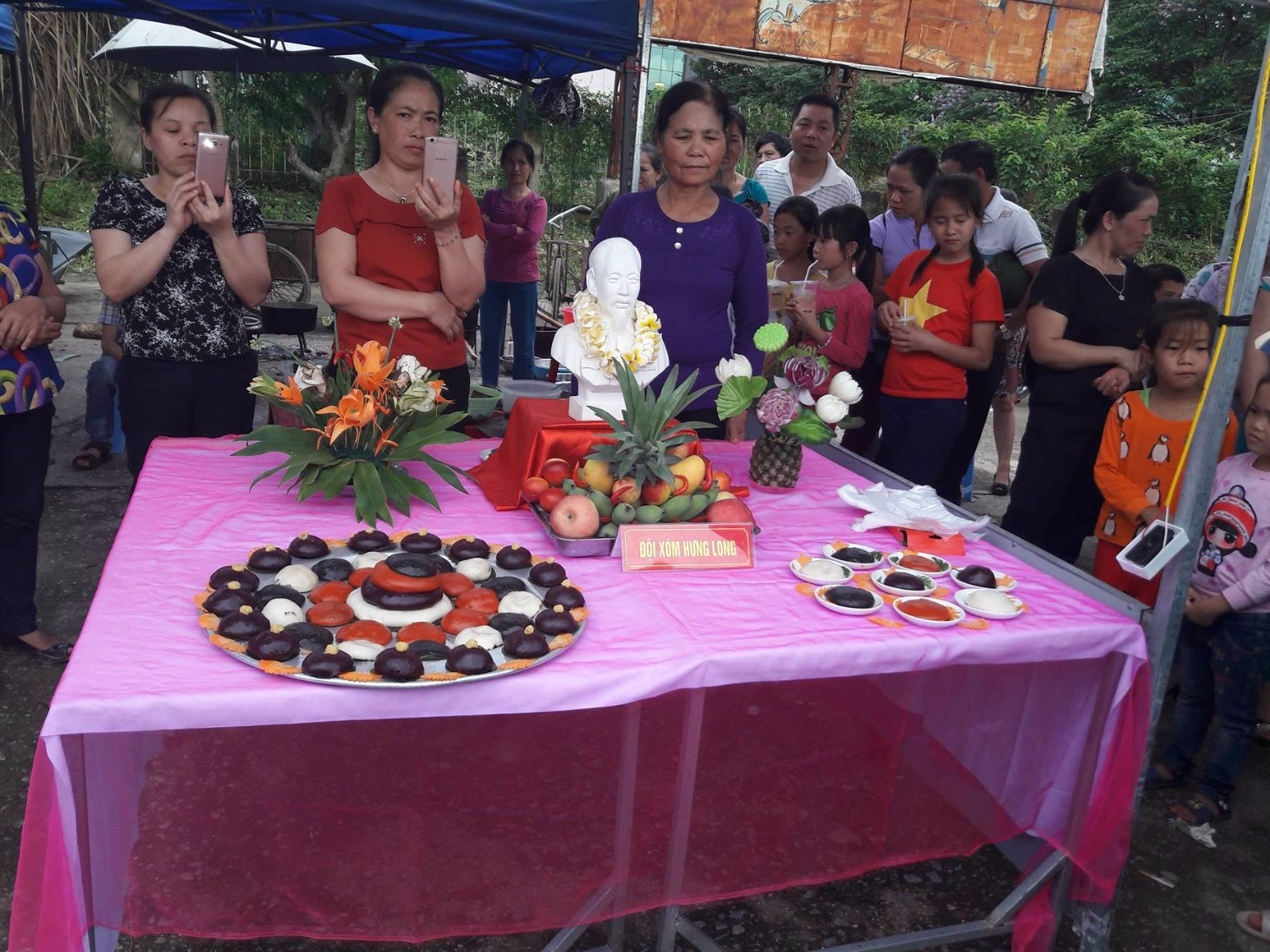 Hội LHPN Thị trấn Tà Lùng tham gia thi làm bánh dày