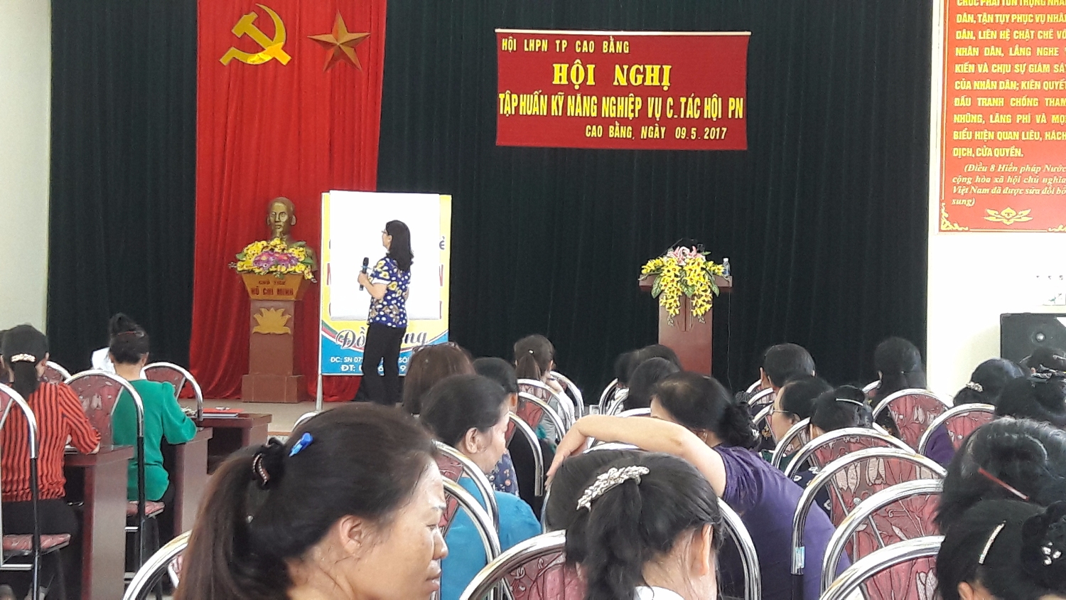 Đ/c Nông Thị Duyên - Chủ tịch Hội LHPN Thành phố Cao Bằng lên lớp tại buổi tập huấn
