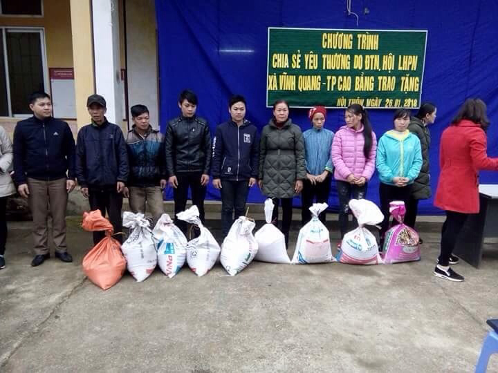 Hội LHPN xã Vĩnh Quang phối hợp tặng quà nhân dịp Tết