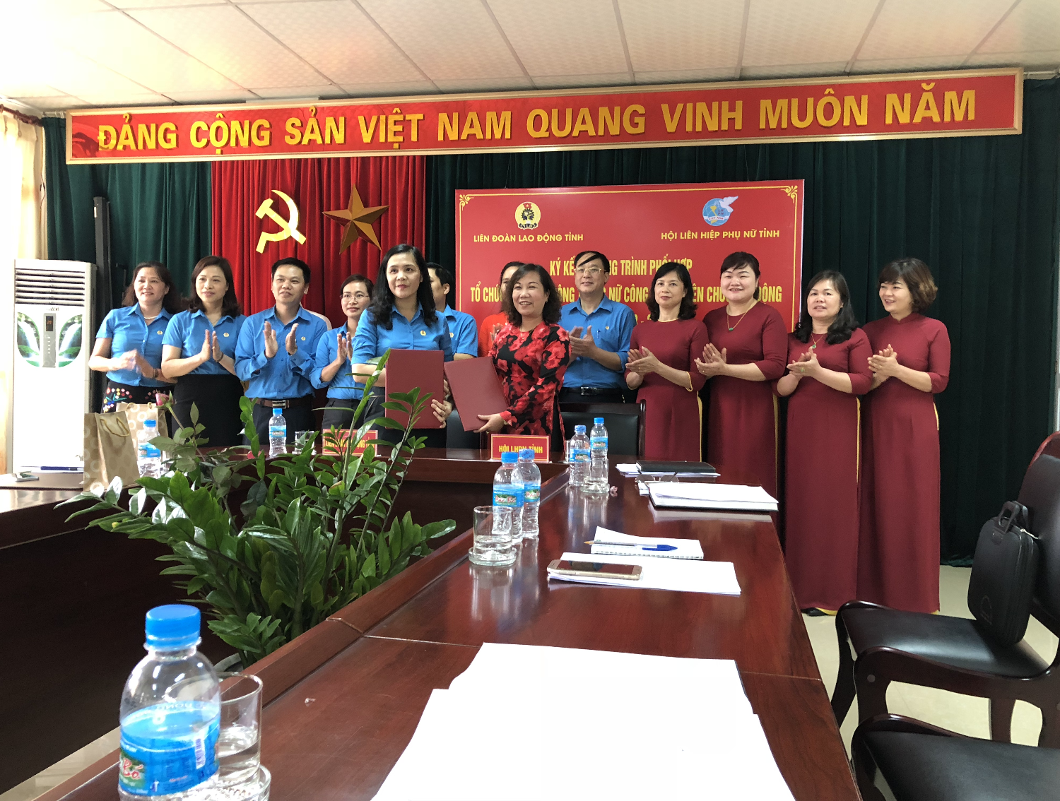 Đồng chí Hà Nhật Lệ và Đồng chí Nguyễn Ngọc Thư ký kết chương trình phối hợp giai đoạn 2018 - 2022.