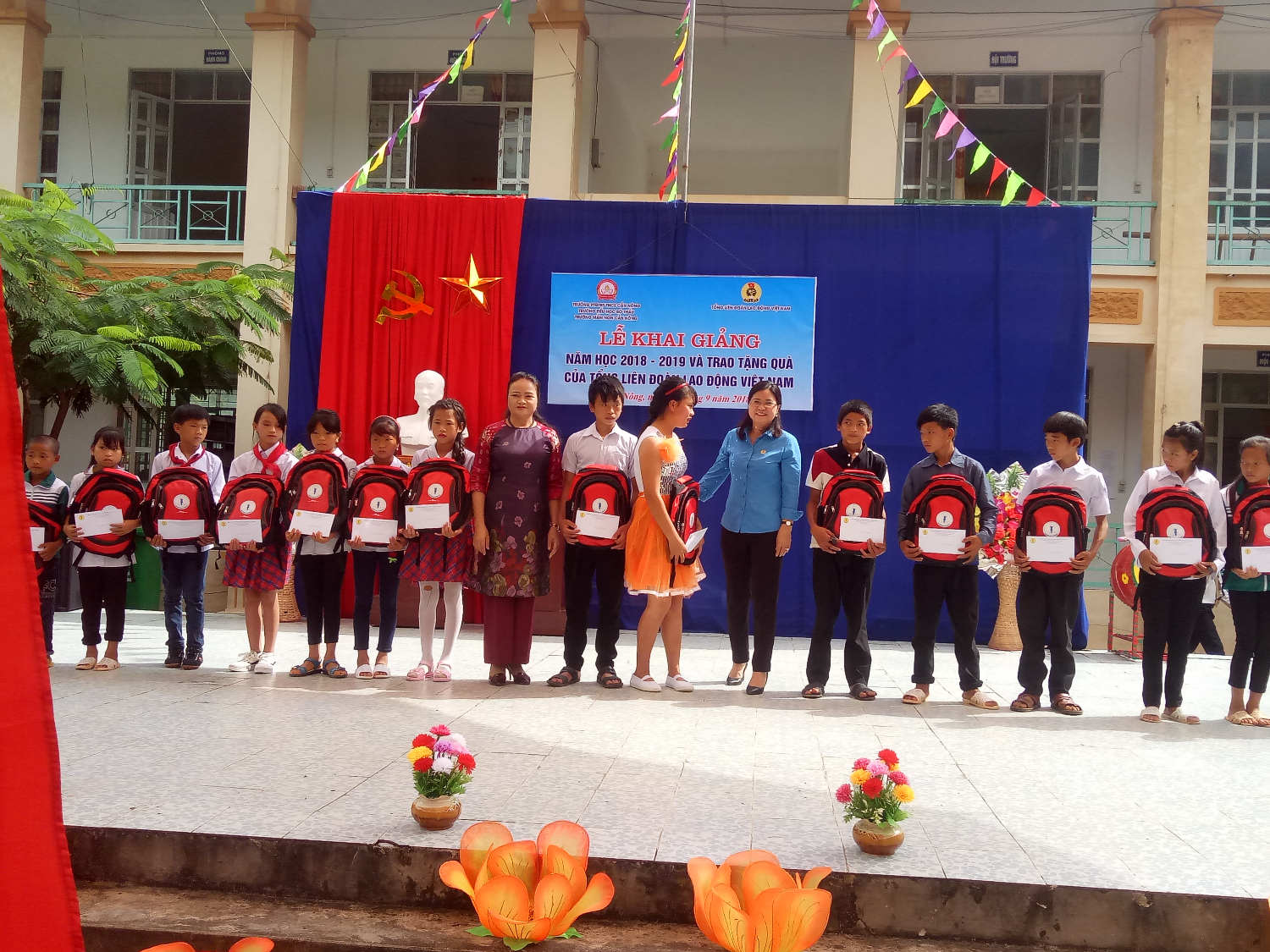 Đồng chí Nguyễn Thị Nhung - Phó ban Nữ công Tổng Liên đoàn Lao động Việt Nam tặng quà học sinh trường Cần Nông, Thông Nông