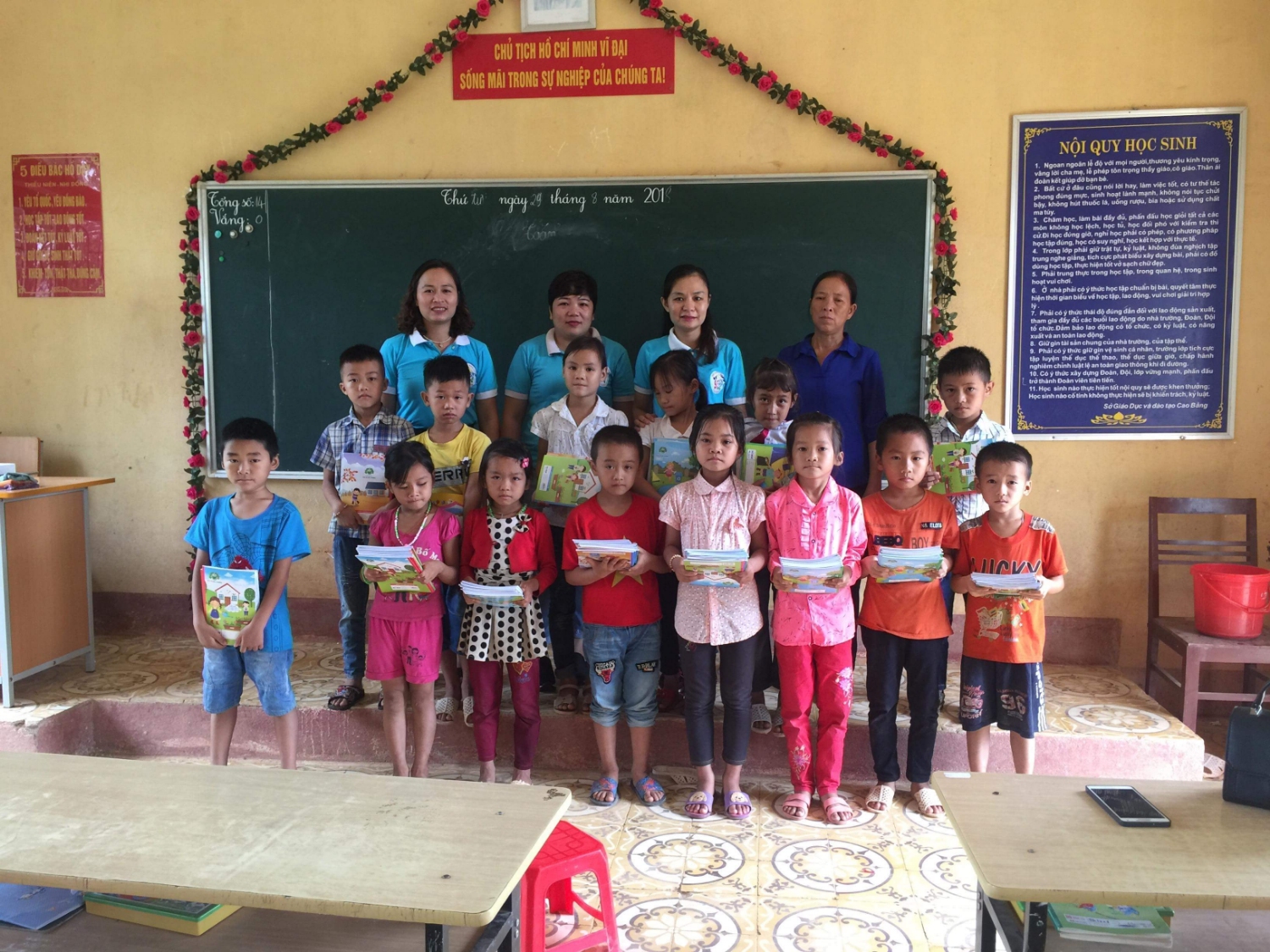Hội LHPN phường Sông Hiến tặng đồ dùng cho học sinh nghèo  xã Hà Trì huyện Hòa An