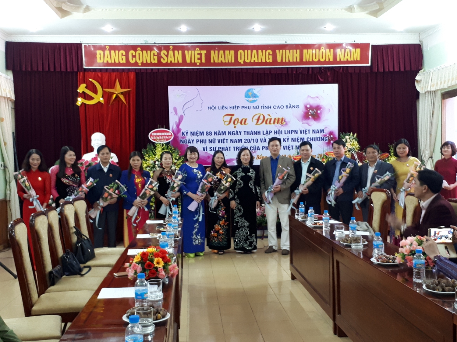 Đ/c Hà Nhật Lệ - Chủ tịch Hội LHPN tỉnh trao Kỷ niệm chương “Vì sự phát triển của phụ nữ Việt Nam” tại buổi tọa đàm