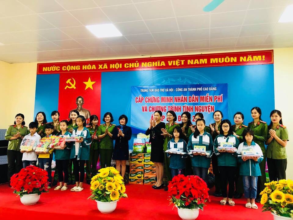 Hội phụ nữ Công an thành phố Cao Bằng tổ chức cấp Chứng minh nhân dân miễn phí và chương trình tình nguyện ấp áp mùa đông năm 2018