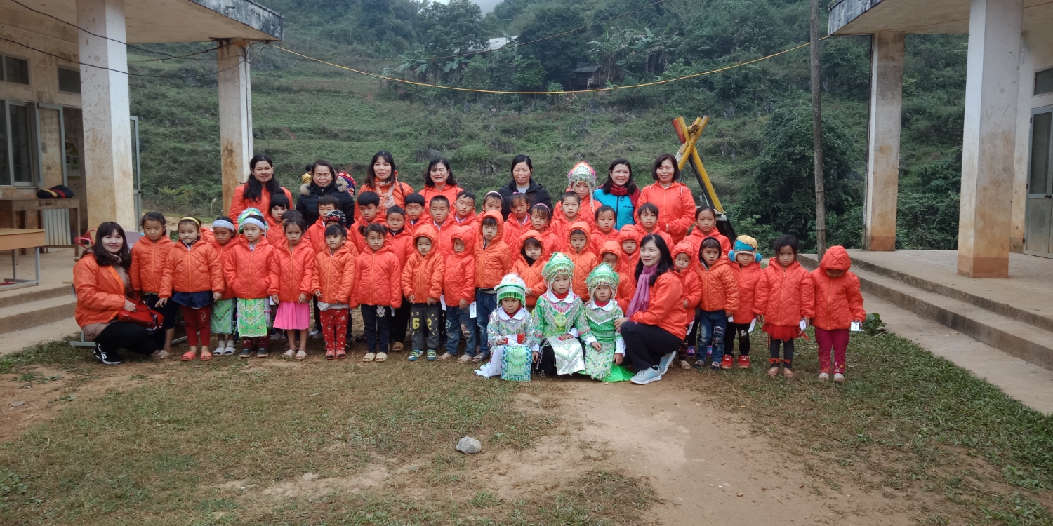 Đoàn thiện nguyện Hà Nội đến tặng quà tại xã Quốc Toản huyện Trà Lĩnh