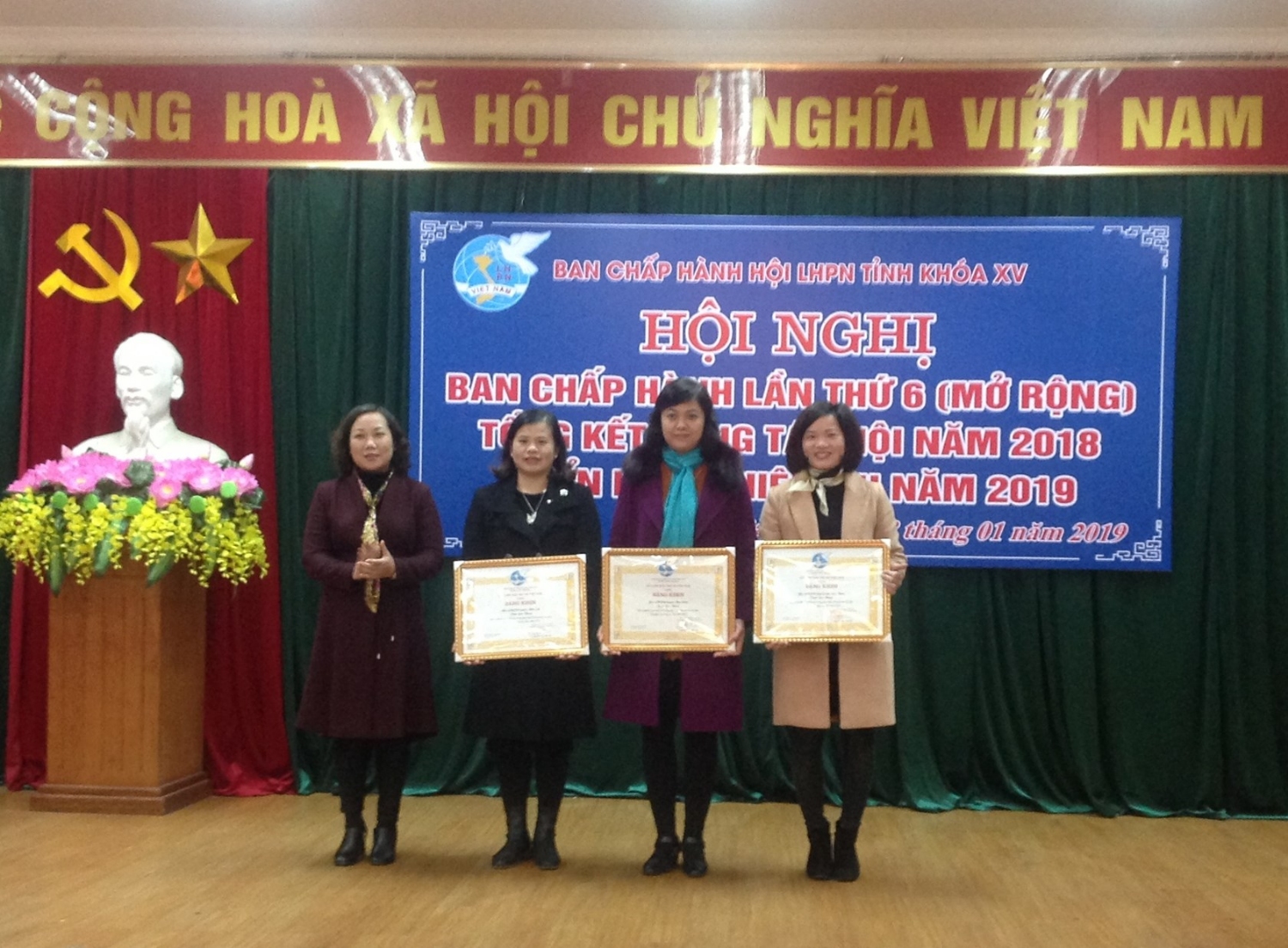 Lãnh đạo Hội Liên hiệp Phụ nữ tỉnh trao tặng Bằng khen cho các tập thể có thành tích xuất sắc