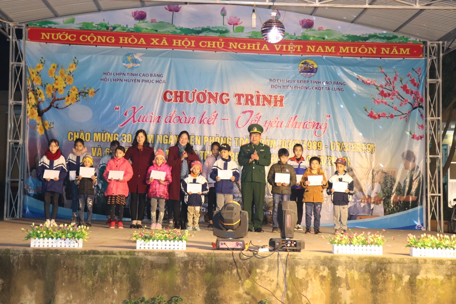 Lãnh đạo Hội LHPN tỉnh, Bộ chỉ huy BĐBP tỉnh, lãnh đạo huyện Phục Hòa trao học bổng cho học sinh nghèo