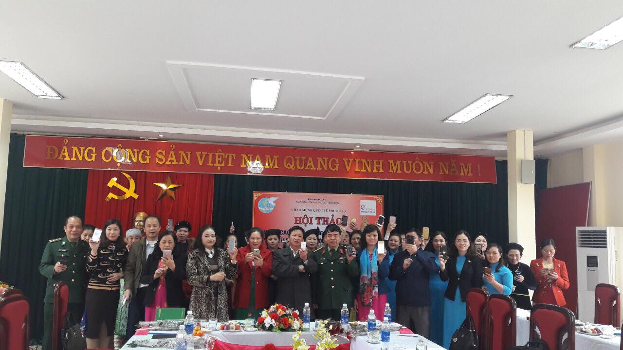 Tại Hội thảo cụm thi đua miền Tây Cao Bằng, đại biểu Hội LHPN tỉnh, các ban, ngành đoàn thể huyện Thông Nông, đại biểu cán bộ Hội và Chi hội 4 huyện trong cụm nhắn tin hưởng ứng CT ĐHCPNBC