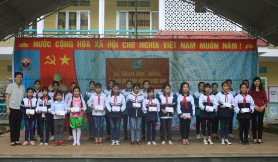 Đoàn công tác trao tặng học bổng cho học sinh nghèo vượt khó tại xã Phong Nặm (Trùng Khánh).