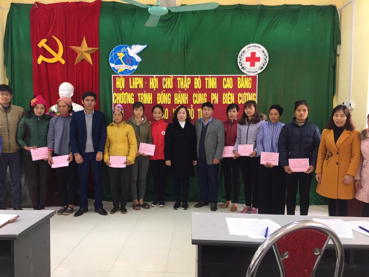 Hội LHPN tỉnh Cao Bằng phối hợp  trao vốn sinh kế tại xã Cải Viên huyện  Hà Quảng
