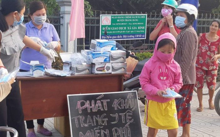 Hội LHPN xã Gia Bình - Tây Ninh  phát khẩu trang miễn phí cho người dân
